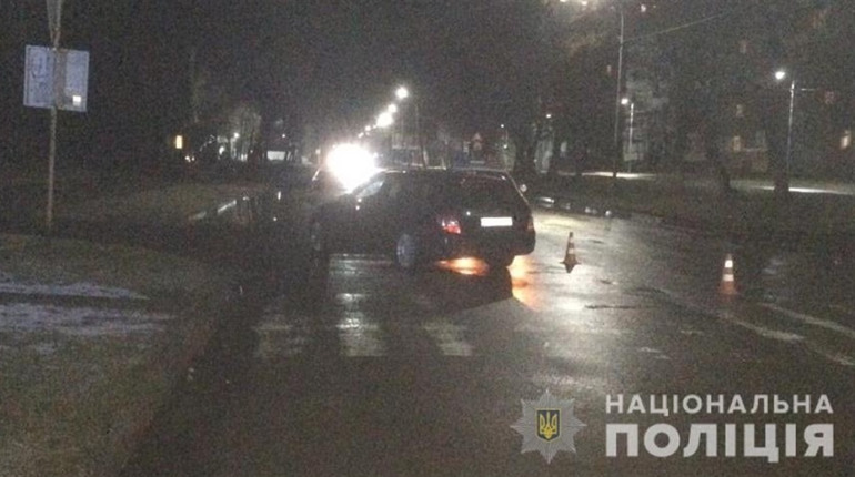 На вулиці Івасюка водій «Мерседеса» скоїв наїзд на 43-річного чоловіка. Потерпілий отримав травми