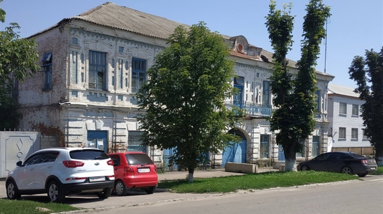 Будівлю колишнього банку «Україна» у Сватовому знову продавали з аукціону. Хто купує і за скільки