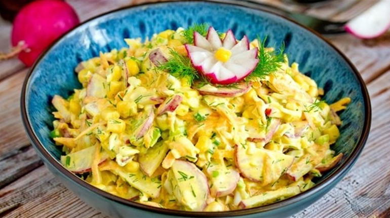 Рецепт дня: салат з редькою, морквою, кукурудзою та яйцями