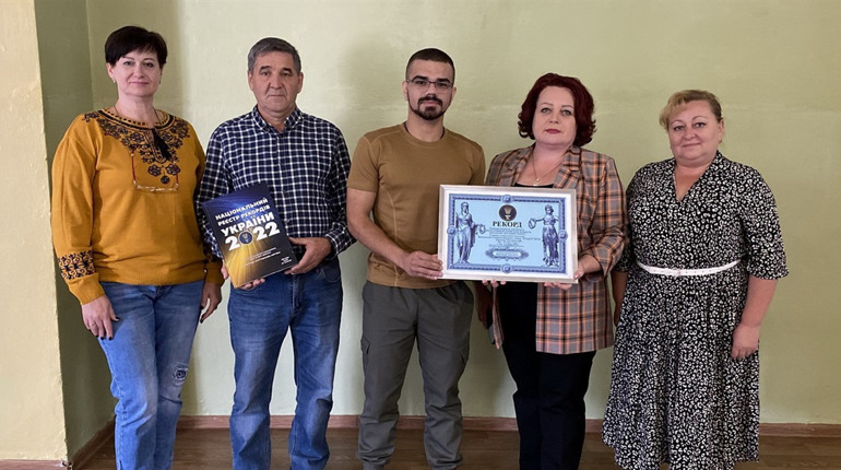 Первомайському ліцею «Ерудит» передали документ, який засвідчує рекорд його випускника