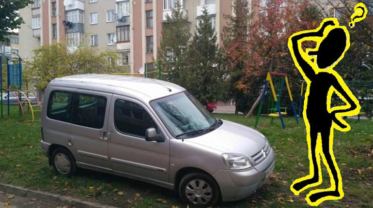 Що робити, коли сусіди паркують авто на дитячому майданчику