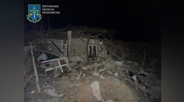 Вночі російські терористи обстріляли село на Херсонщині: загинула жінка