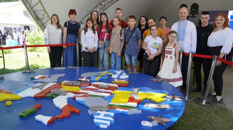 Фастівчани разом із Посолкою ЄС в Україні Катаріною Матерновою символічно доєднали Україну до ЄС