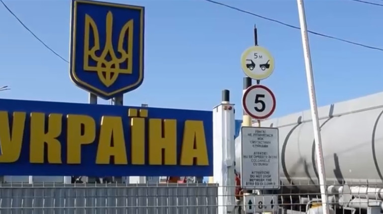 Паливу бути: бензовози перетинають кордон першочергово