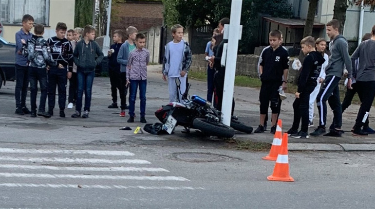 У Мені мотоцикл вдарився у легковика під час обгону