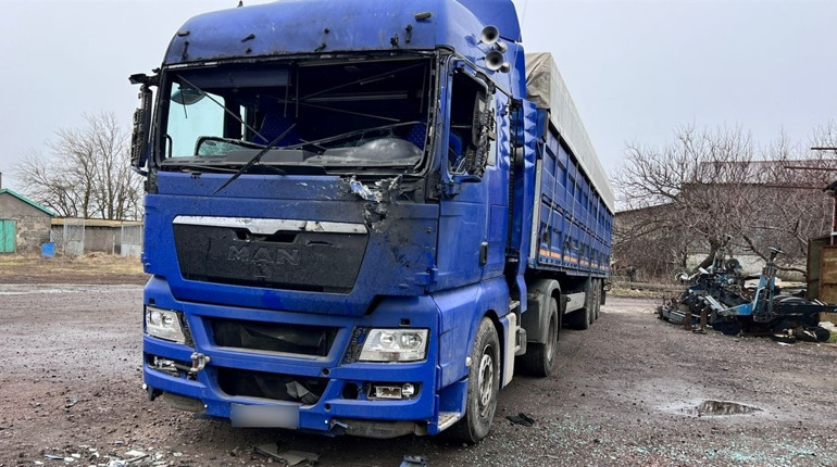 На Херсонщині російські терористи атакували житлові будинки, автівки, підприємство (ФОТО)