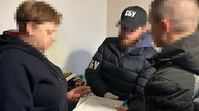 Допомогла росіянам вивезти українських дітей до рф: затримали ексчиновницю з Херсонщини