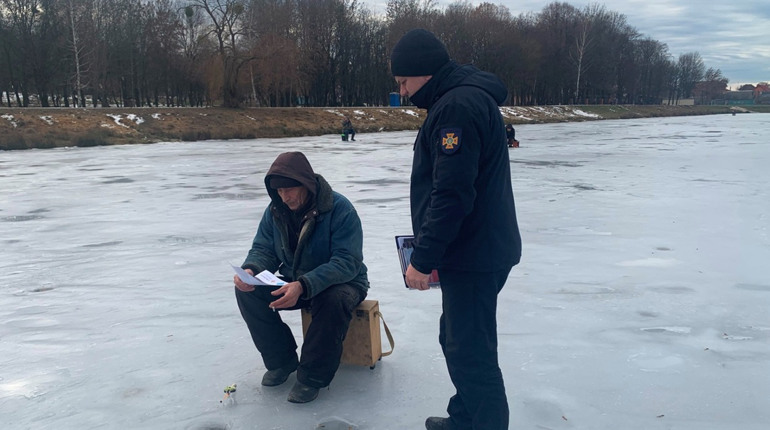 Вараські рятувальники попереджають про небезпеку на льоду