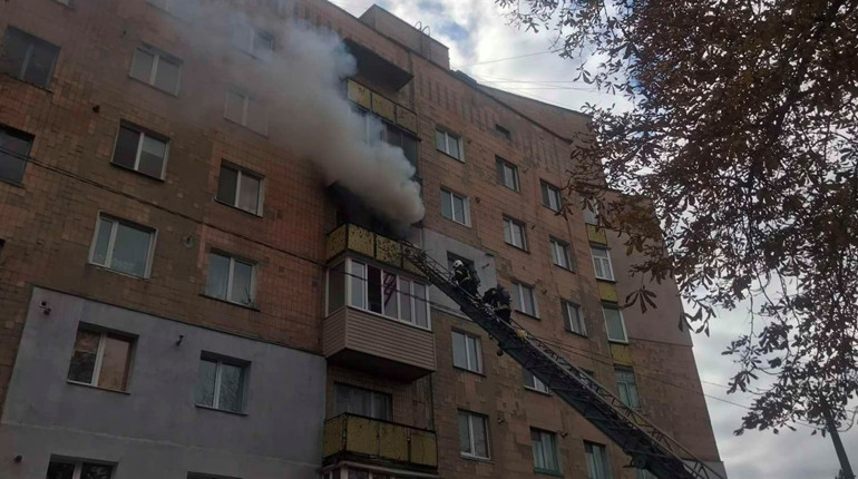 У центрі Фастова горіла квартира у багатоповерхівці: пожежу загасили