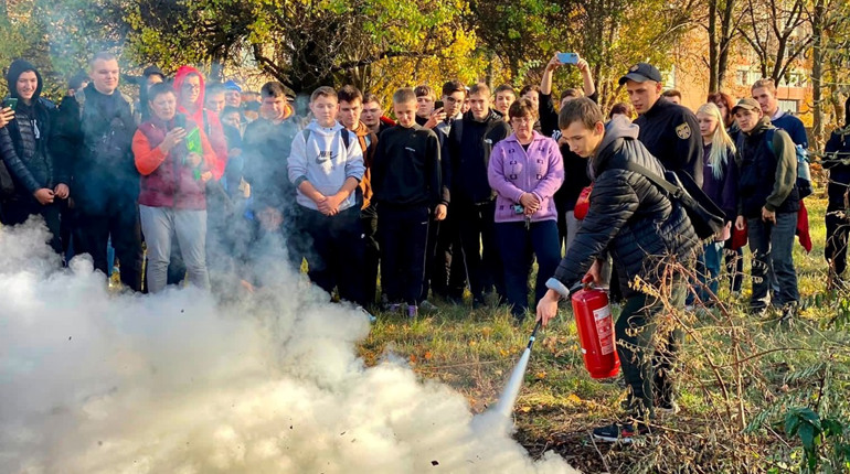У Смілі рятувальники навчали студентів, як користуватися вогнегасниками