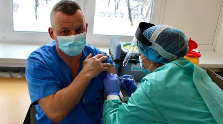 Черга дійшла й до Нетішина. 50 нетішинських медиків щепили індійською вакциною