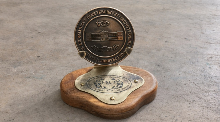 Випускник Первомайського медколеджу створив пам’ятний знак до 90-річчя Інституту Філатова в Одесі