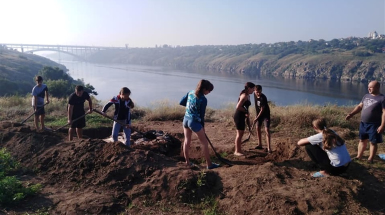Юні дослідники з Костянтинівки взяли участь в розкопках на Хортиці