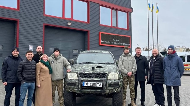 Машини для ЗСУ: Чорноморськ та Авангард передали для військових автомобілі