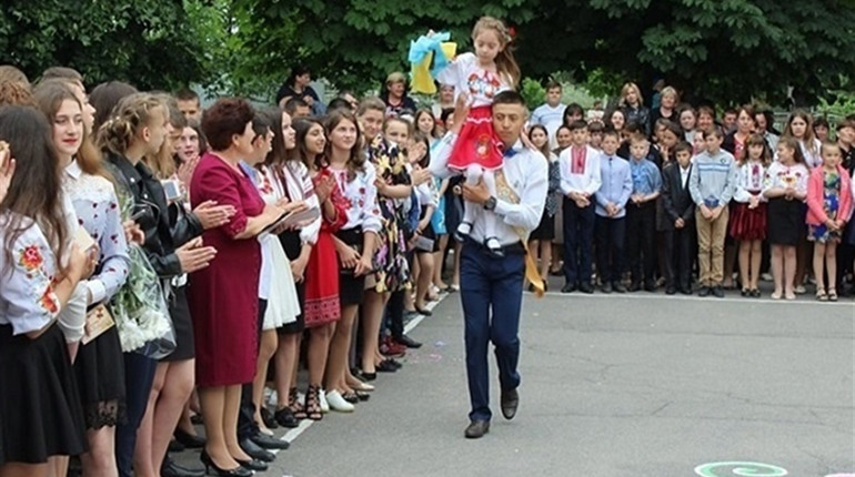 Такого ви ще не бачили:  останній дзвоник у школах Калинівщини онлайн