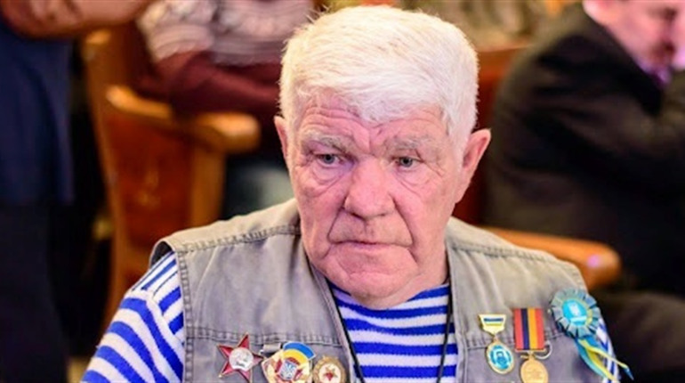 Відомий херсонець «дядя Гріша» отримав медаль від Валерія Залужного