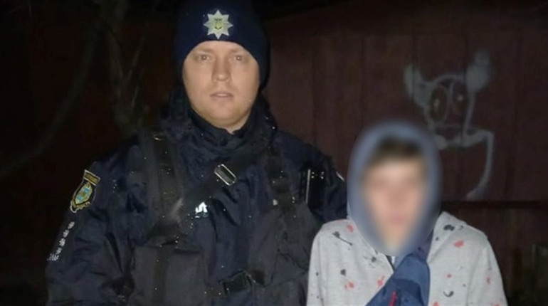 Поліціанти Умані знайшли хлопчика, який загубився, бо грався з кошеням