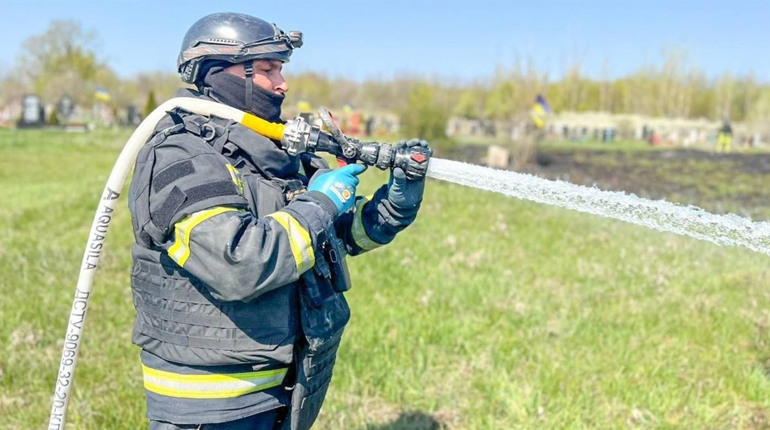 Великобурлуцька громада: рятувальники ліквідували пожежу на відкритій території