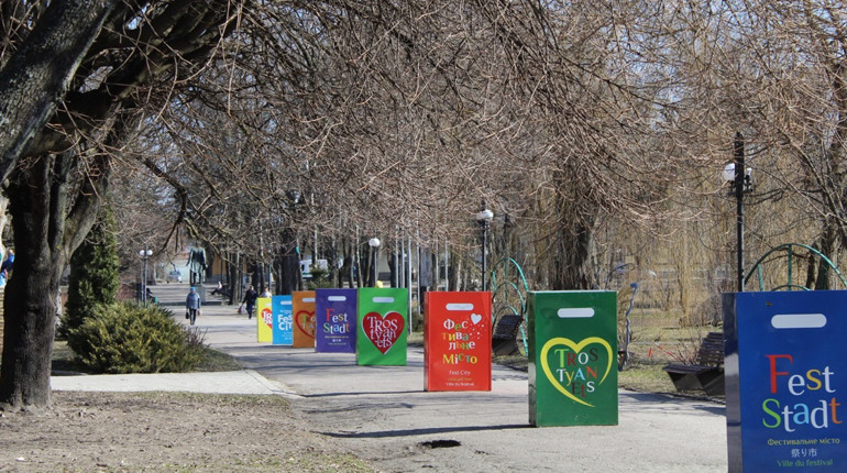 Від ліхтаря до плитки: впізнай місце у Тростянці за фрагментом на фото