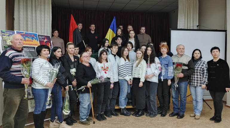 «Воїни світла в наших серцях»: В уманській бібліотеці вшанували пам'ять Героїв Небесної Сотні