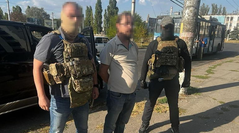 СБУ затримала у Херсоні священника УПЦ (МП), який торгував російською зброєю та боєприпасами