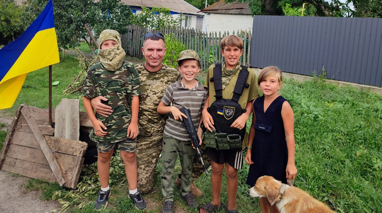 «Я розумію, заради кого я тут»: Воїну з Херсона діти хотіли допомогти грошима, бо він їх захищає