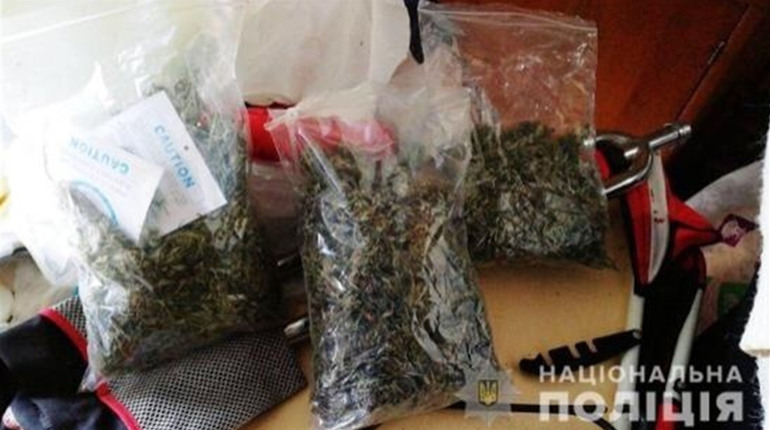 У двох жителів села Троїцьке біляївські правоохоронці вилучили два кілограми нарковмісної речовини
