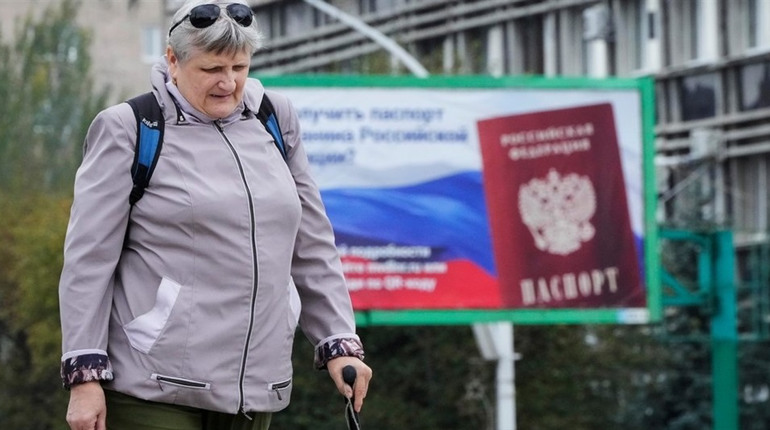 "Свої" та "чужі". Російські окупанти задумали створити на Херсонщині "реєстр іноземців"