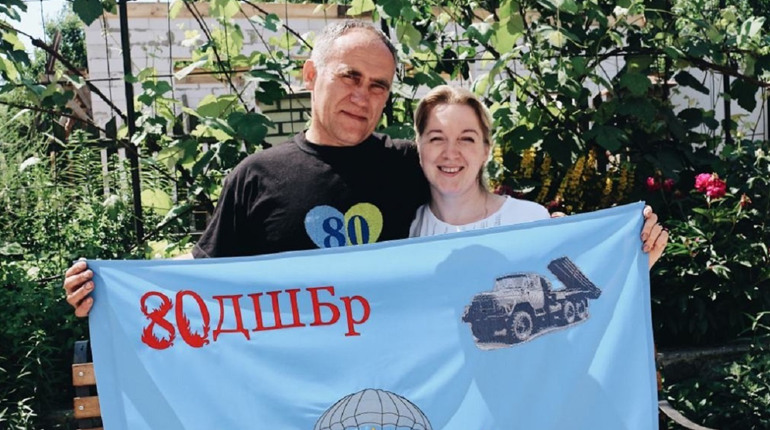 Майстриня з Писарівки вишила прапора для українських військових
