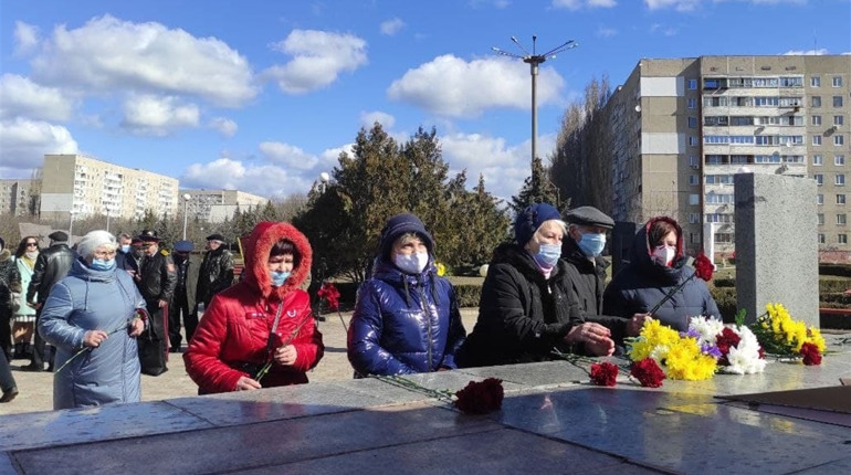 У Южноукраїнську відзначили 77 річницю звільненння Миколаївщини. Дивіться фоторепортаж