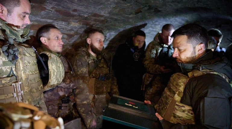 Зеленський вручив нагороди українським захисникам на передовій Запорізького напряму