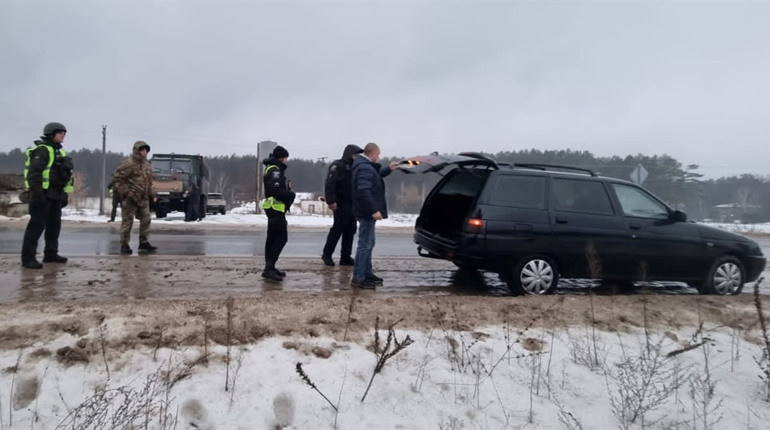 У Шостці перевіряли транспортні засоби на наявність зброї, боєприпасів, небезпечних речовинн