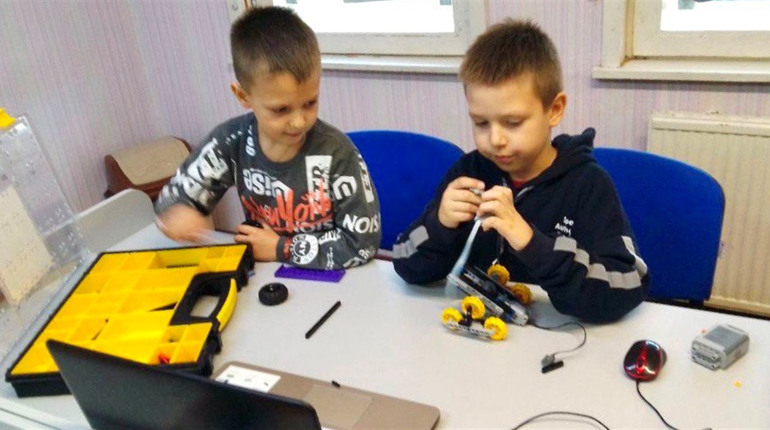 У Біляївці відновила роботу інженерна студія «Kids&Robots»: чому ці заняття підійдуть вашій дитині