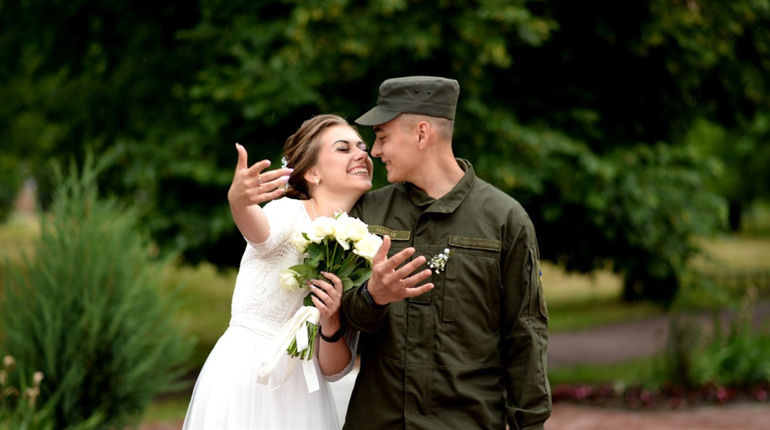 Одягали обручки під звуки повітряної тривоги: воїн одружився під час відпустки