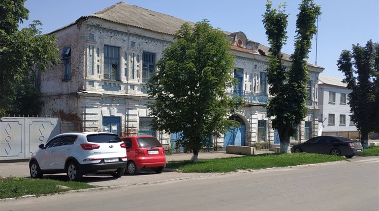 Будівля колишнього банку «Україна» у Сватовому, яку продали з аукціону, і досі без власника