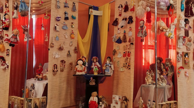 У Кременці відкрили виставку авторської та колекційної ляльки Лідії Лапки