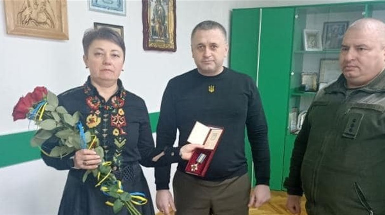 Матір загиблого воїна з Чорткова Махневича Назара отримала синову нагороду – орден «За мужність»
