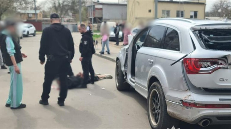 Погрожував зброєю і тікав на викраденому авто: у Чорноморському чоловіка затримали за розбій