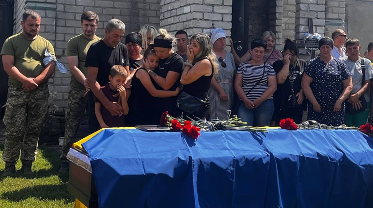 На щиті: в останній шлях провели захисника України Глухого Сергія (ВІДЕО)