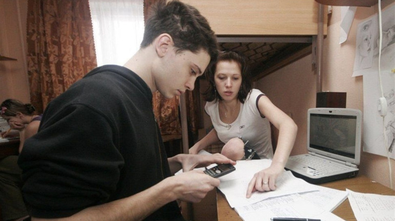 Школа у чаті – це класно? Або що про дистанційне навчання і карантин думають цьогорічні випускники