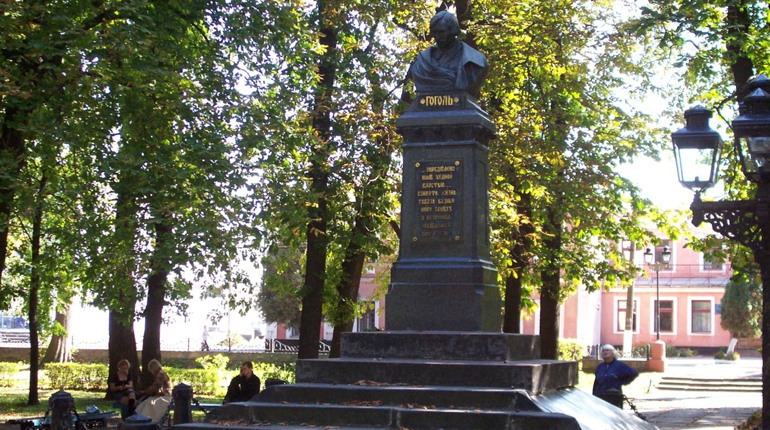 Микола Гоголь - перший портрет та перший у світі пам'ятник