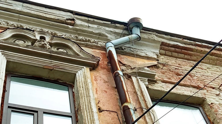 В Умані порушили фасад старовинного будинку в центрі міста. Уманці обурені, «будівельники» сховалися