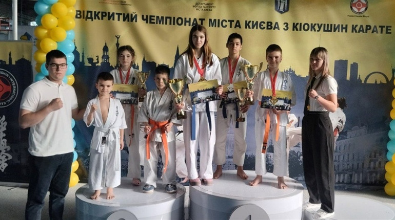 Первомайські каратисти з тріумфом повернулися зі столиці: чотири медалі на чемпіонаті Києва