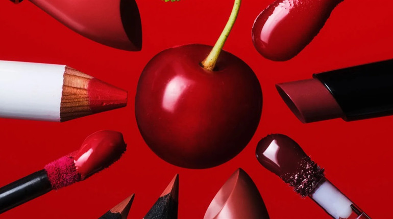 Як візуально змінити форму губ за допомогою лише двох відтінків помади