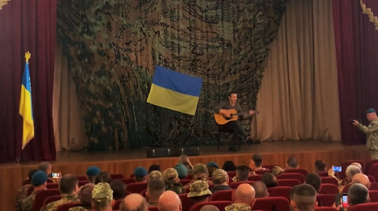 Святослав Вакарчук у селі Дачному на Одещині: приїхав підтримати піснями наших захисників