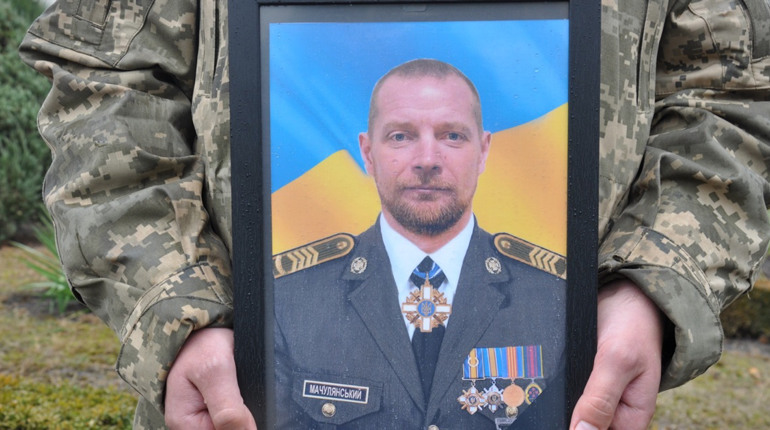 Плакало навіть небо: Нетішинська громада попрощалася із Героєм України Андрієм Мачулянським