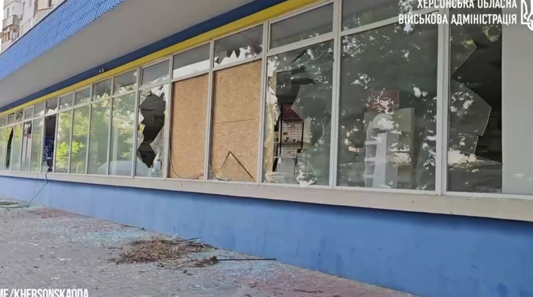 На Херсонщині російські терористи поцілили у житлові квартали та критичну інфраструктуру