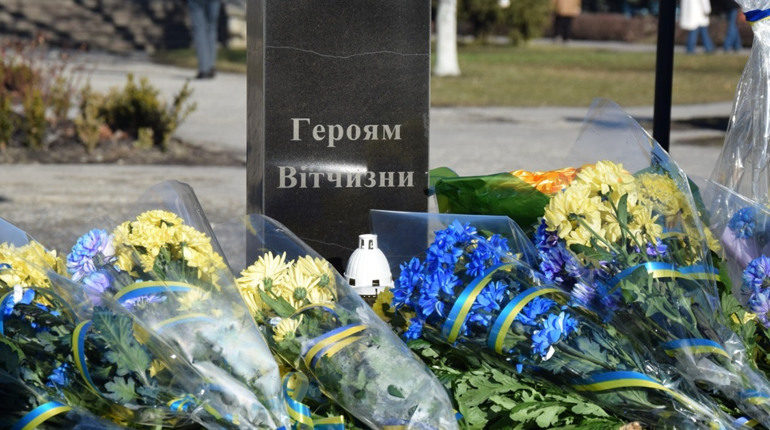 10 років подвигу кіборгів: у Нетішині вшанували пам'ять захисників Донецького аеропорту