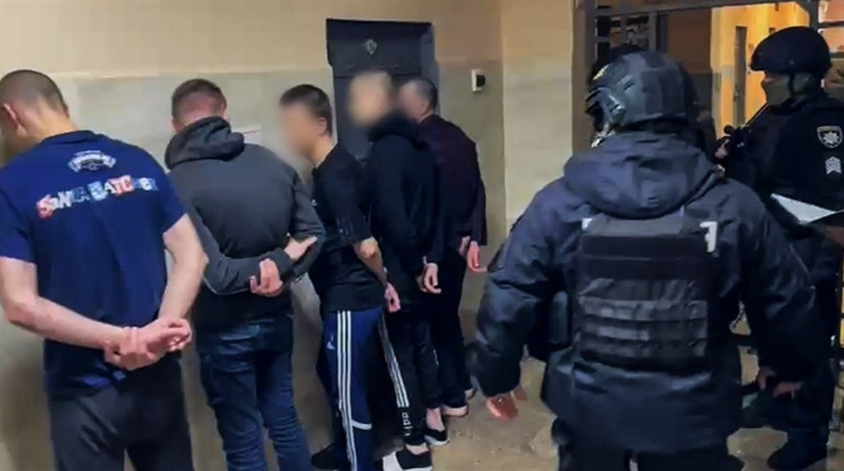 «Продавали» з СІЗО автівки для ЗСУ. На Сумщини викрили шахраїв, які ошукували людей в мережі
