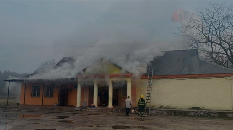 Згоріли товари і обладнання: на Сарненщині сталась пожежа в магазині